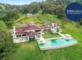 Maleny Chateau Pool Country Experience, Creek, Gym