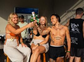 The Farm Nusa Party Hostel – hotel w mieście Nusa Penida