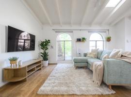 5 Beach Baby Bungalow & Parking, bungalow in Perth