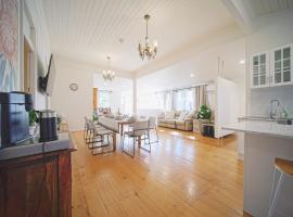 Charming Retro Retreat with Cozy Nights and Sweet Treats close to PA, villa in Brisbane