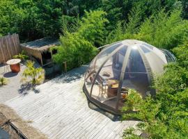 BOHO LODGE - Nuit insolite - Romantique & Spa，位于Lagnieu的山林小屋