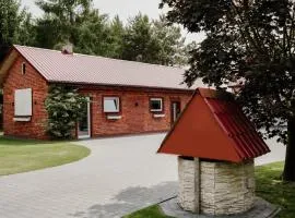 Pod ceglaną ścianą