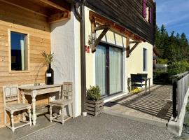 Ferienwohnung mit Garten in ruhiger Lage am Waldrand, hotel v destinaci Pöllauberg