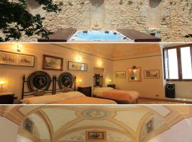Palazzo Rustici charme b&b & garden spa, hotel v destinaci LʼAquila