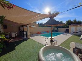 Maison villa avec piscine et spa, 8 à 10 personnes, hotel in LʼIsle-sur-la-Sorgue