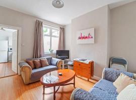 Convenient 4 Bed Homely Retreat in Wolverhampton, hotel v destinaci Wolverhampton