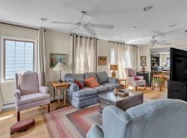 Home Port - Spacious Retreat in Prime Location home，戴維斯的飯店