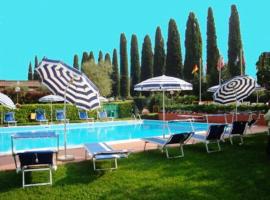 La Fattoria Apartments, hotel in Lazise