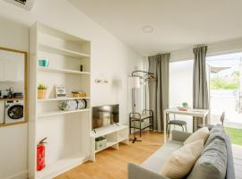 Charming Aroeira Beach Studio, hotel in Aroeira