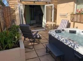 The Barn Seaside Studio - Sleeps 2 & Hot Tub