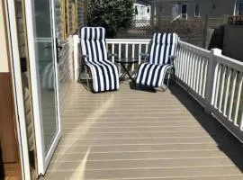 Great Caravan With Decking And Wi-Fi At Dovercourt Holiday Park Ref 44002F