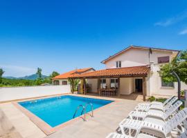 Villa Ripenda, a private Istrian haven with a pool, hotel v destinaci Strmac