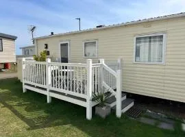 Cosy 6 Berth Caravan With Side Decking At Kessingland Beach, Suffolk Ref 90031Sv