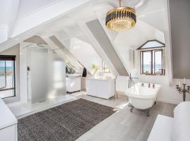 Villa Blau -Luxury Beachfront Villa in Grotto Bay Private Nature Reserve on the West Coast, Hotel in Grotto Bay