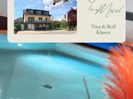 Residenz Moselzauber - Ferienwohnungen mit Pool Landschaft, hotel with pools in Ernst