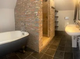 Maisonnette dans cour du château