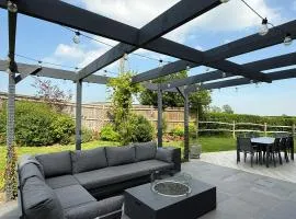 Spacious Stylish Modern House - Sleeps 8 4BR
