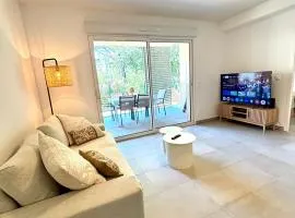 Nice apartment with garden direct access to beach,Parking free