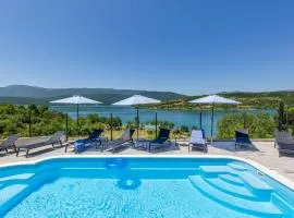 Holiday Home Escape on lake by Interhome