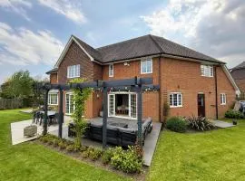 Spacious Stylish Modern House - Sleeps 12 5BR