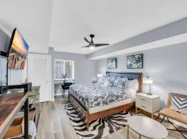 Huge 15000sf Pool Modern Studio at Barefoot Resort