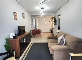 Belo Apto no Gonzaga - uma quadra da praia