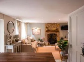 Cottage Central Location Parking Fireplace Garden
