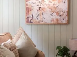 Cottage Central Location Parking Fireplace Garden