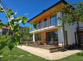 Ma-Bebe Play House with Private Sauna --- Lake, Parks and SPA Pools in 5 min
