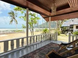 Beachfront house in Chaloklum