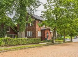 3BR Pitt Suburbs with Parking