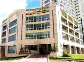 Julias Tropical Oasis Golf Skyline View