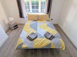 6-bedroom House in Morden, London (Zone 4), hotell i Mitcham