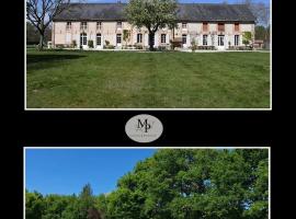 Villa spacieuse avec piscine privée à Brinon-sur-Sauldre, hotel in Brinon-sur-Sauldre
