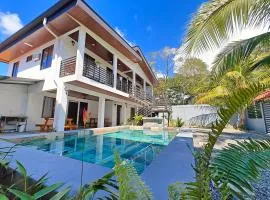 AJ Suites - Modern Beach Apartments with Pool and Full Kitchen