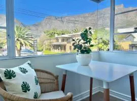 Chic City Studio With Mountain Views-Walk & Explore