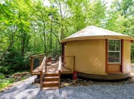 Couples Yurt - The Whisperer at Valley Bear Farms Resort, lều trại sang trọng ở Balsam Grove