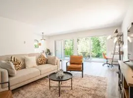 Stylish Bellevue Stay half mile to downtown