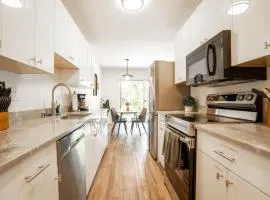 Stylish Bellevue Stay half mile to downtown