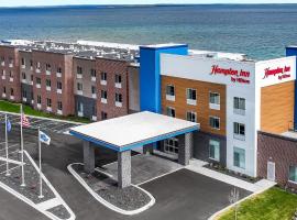 Hampton Inn St Ignace Lakefront Mackinac, ξενοδοχείο με τζακούζι σε Evergreen Shores