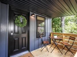 BrookHaus - Modern Cabin Stay at Harvard Brook, hotel v destinaci Lincoln