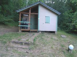 Chalet nature et lac dans parc r&eacute;sidentiel de loisirs, khu cắm trại ở Lissac-sur-Couze