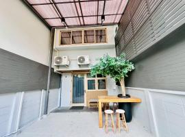 Lovely Townhome in Shopping District near BTS&MRT, hotel sa Bang Su