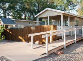 Juniper Grove Cabin #20, σαλέ σε Moab