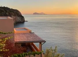 casa incastonata nel mare