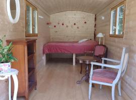 Roulotte au pied des volcans, cuisine et sdb de plein air, hotel v destinaci Orcines