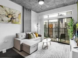 Centric 2BR In HEART of DTPHX Free Garage Parking