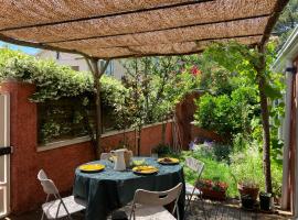 Maison Valence petit jardin, hotel v destinaci Valence