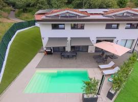 House with pool and panoramic view of Bilbao, hotel u Bilbau