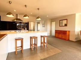 West Meadows Escape, Lake & Slopes Minutes Away, hotel din Wanaka